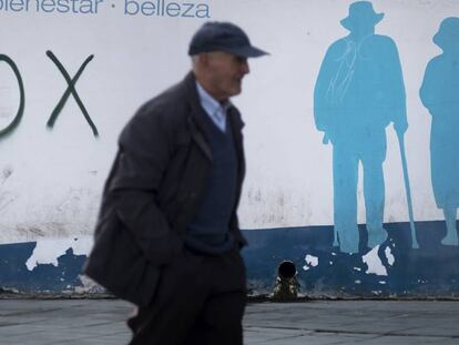 Pintada de VOX en una calle de El Ejido. En vídeo, crónica de la polémica.