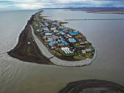 Imagen aérea de un pueblo de la región de Kivalina, Alaska, amenazado por el aumento del nivel del mar. En vídeo, declaraciones de un experto del IPCC.
