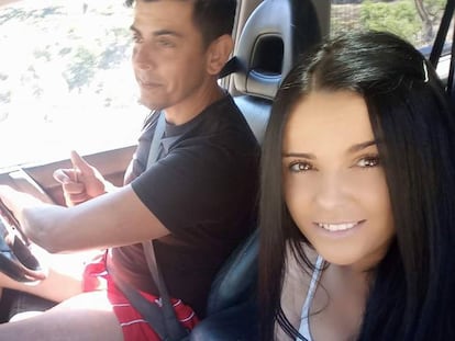 Dana Leonte en el coche junto a su pareja, Sergio R., detenido este miércoles.