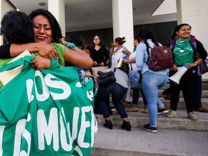 Dos manifestantes tras la aprobación del aborto legal en Oaxaca.