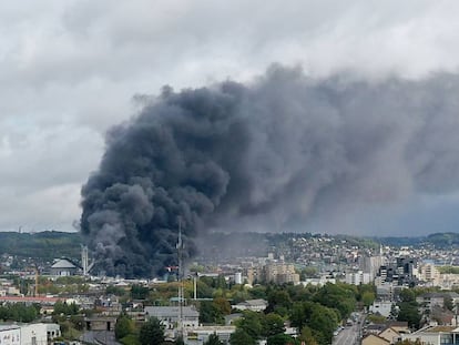 Columna de humo sobre la fábrica incendiada en Rouen, Francia. En vídeo, el incendio.