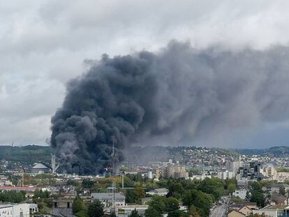 Columna de humo sobre la fábrica incendiada en Rouen, Francia. En vídeo, el incendio.