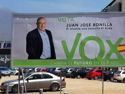Cartel electoral de Vox en El Ejido. En vídeo, declaraciones de José María Bonilla, el portavoz de Vox en El Ejido, este lunes en un pleno.