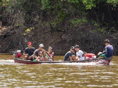 Un grupo de personas se desplaza por un afluente del Amazonas, en los alrededores de Manaos (Brasil). En vídeo, el pulso de la Amazonia al poder para proteger el medio ambiente.