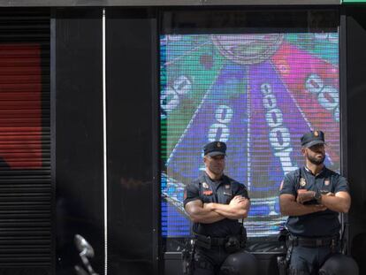 Dos policías en la puerta de un local de apuestas en Madrid. En vídeo, 28 menores jugando en salas de apuestas en una macro operación policial.