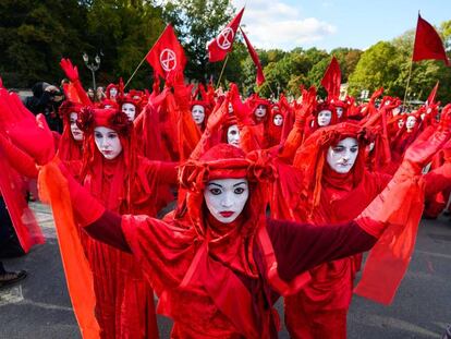 Manifestantes de Extinction Rebellion, este lunes en Berlin. En vídeo, varios centenares de activistas cortan el tráfico en el centro de Madrid.