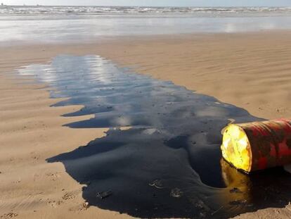 Un barril localizado en una playa de Barra dos Coqueiros, Sergipe, a finales de septiembre en una foto distribuida por las autoridades estatales. En vídeo, llegan toneladas de petróleo a varias playas brasileñas.