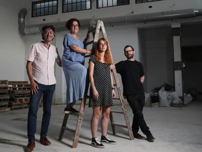 Oscar Maire-Richard, Natividad Casanova, Ana Fernandez y Pablo Garcia Bachiller, en el local donde se ubicará Supercoop, el supermercado cooperativo de Lavapiés (Madrid). En vídeo, ¿qué son los supermercados cooperativos?