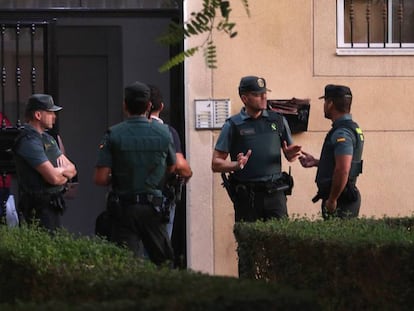 La Guardia Civil registra el domicilio de la madre del menor asesinado.