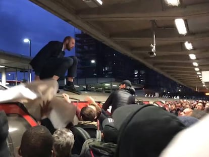 Enfrentamiento entre activistas y usuarios en el metro de Londres.