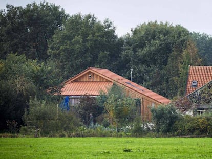 Fachada de la granja donde estaba recluida la familia, en la provincia holandesa de Drenthe. En vídeo, los detalles de la operación policial.
