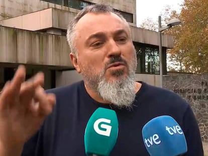 Luciano Méndez, este miércoles ante la Universidad de Santiago (USC). Captura de Televisión de Galicia. En vídeo, declaraciones de la alumna denunciante y del rector de la USC.