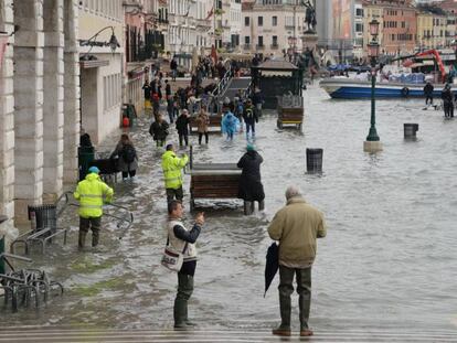 Turistas pasean por las calles inundadas de Venecia. En vídeo, imágenes de la inundación y declaraciones del alcalde de la ciudad, Luigi Burgnaro.