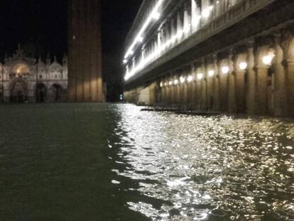 Piazza San Marco, en Venecia, tras las inundaciones. En vídeo, los estragos de la subida del agua.