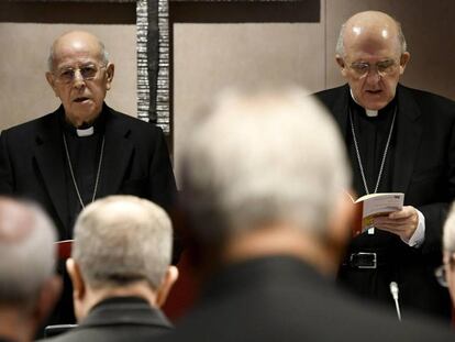 El presidente de la Conferencia Episcopal Española (CEE), Ricardo Blázquez, y el cardenal y arzobispo de Madrid, Carlos Osoro, durante la inauguración de la asamblea plenaria de los obispos en Madrid. En vídeo, declaraciones del secretario general de la CEE, Luis Argüello,.