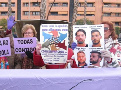 Concentración de apoyo a la víctima de Pozoblanco, este martes ante los juzgados de Córdoba. En vídeo, madre de la víctima de Pozoblanco: "Te han tocado manos de lobo".
