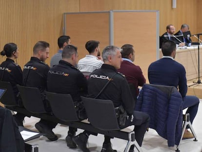 Vista de la sala de la Audiencia de Córdoba donde cuatro miembros de La Manada se enfrentan a un juicio acusados de abusar de una joven en Pozoblanco. En vídeo, declaraciones del abogado de los miembros de 'La Manada'.