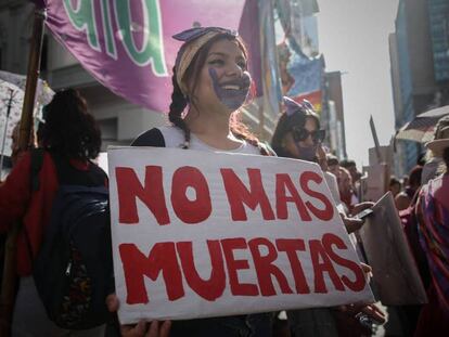 Una mujer protesta en Buenos Aires.