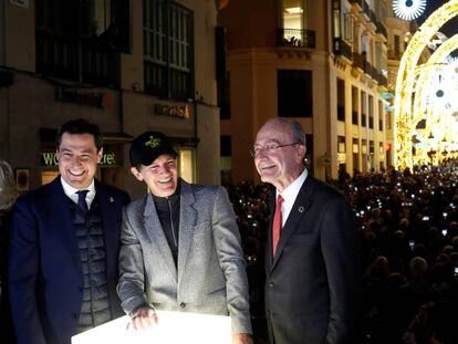 El presidente andaluz, Juanma Moreno (izquierda); el actor Antonio Banderas y el alcalde de Málaga, Francisco de la Torre, encienden el alumbrado de Navidad malagueño, el pasado viernes.
