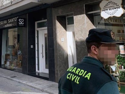 Un Guardia Civil junto a la casa registrada este jueves en L'Olleria (Valencia). En vídeo, la Guardia Civil registra la vivienda en la que se escondió el sospechoso de la desaparición de Marta Calvo.