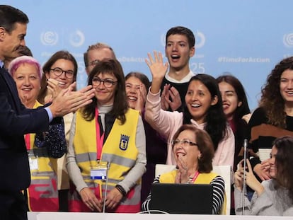 Pedro Sánchez saluda el sábado a voluntarias en las instalaciones de la cumbre. En vídeo, sumario de los eventos de la Cumbre del Clima.