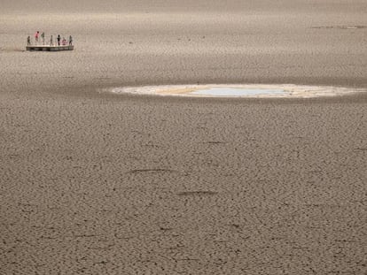 Unos niños juegan en un embalse seco en Sudáfrica. En vídeo, cómo afectará el cambio climático a España.