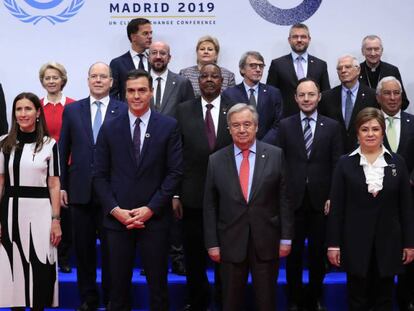 Pedro Sánchez, entre Carolina Schmidt y António Guterres, en la foto de familia de la Cumbre del Clima.