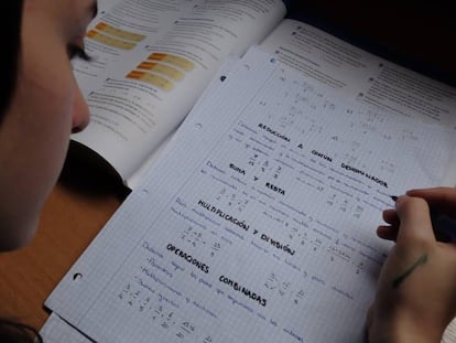 Una alumna estudiando matemáticas. En vídeo, imágenes del instituto con el peor resultado desde que existe el Informe PISA.