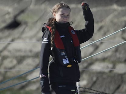 Greta Thunberg saluda desde el catamarán a su llegada a Lisboa.
