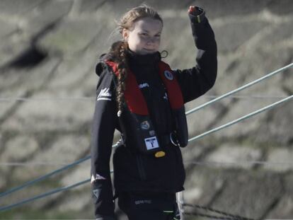 Greta Thunberg saluda desde el catamarán a su llegada a Lisboa.