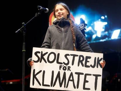 La activista Greta Thunberg al final de la marcha. En vídeo, miles de personas salen a manifestarse a la calles de Madrid.