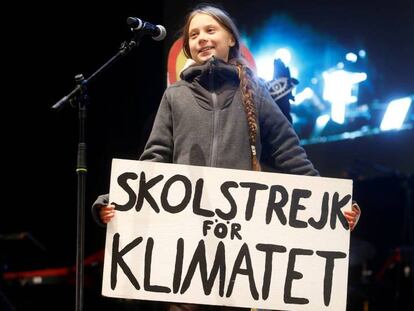Greta Thunberg, durante su intervención al término de la marcha de este viernes en Madrid. En vídeo, la joven activista se convierte en el foco de la atención mediática.