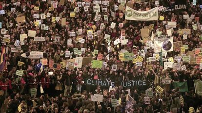 Thousands take part in the climate change rally in Madrid (Spanish audio).