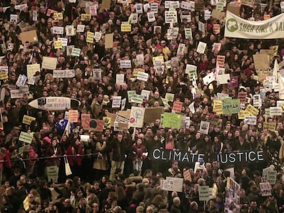 Manifestantes a favor del clima en las calles de Madrid, este viernes. En vídeo, crónica de la manifestación.
