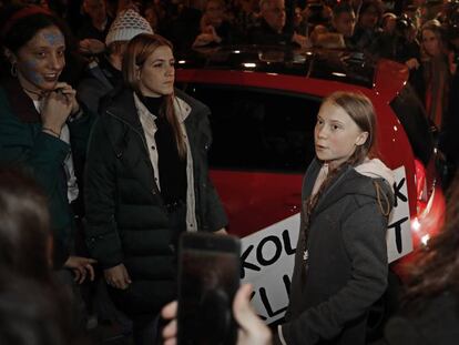 Greta Thunberg, EN el momento en el que la activista tiene que abandonar la marcha por culpa del exceso de personas a su alrededor.