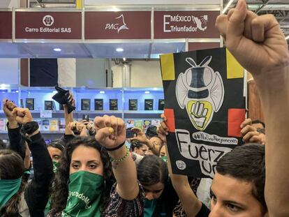 Protesta feminista en la Feria Internacional del Libro de Guadalajara. En vídeo, 'Un violador en tu camino' suena en la FIL.