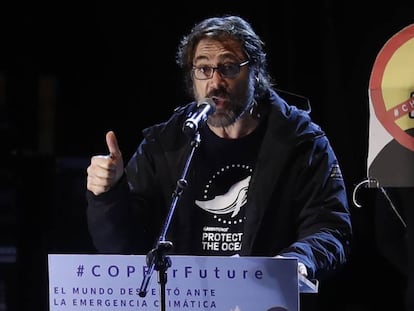 El actor Javier Bardem interviene este viernes en la marcha por el clima, en Madrid. En vídeo, la polémica tras las declaraciones de Bardem.