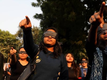 Manifestantes corean el himno 'Un violador en tu camino' el pasado viernes. En vídeo, mujeres de todo el mundo cantan la canción.