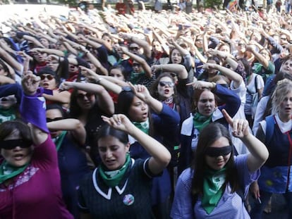 Mujeres con los ojos cerrados o cubiertos interpretan 'Un violador en tu camino' este jueves en Santiago (Chile). En vídeo, la canción interpretada por mujeres de todo el mundo.
