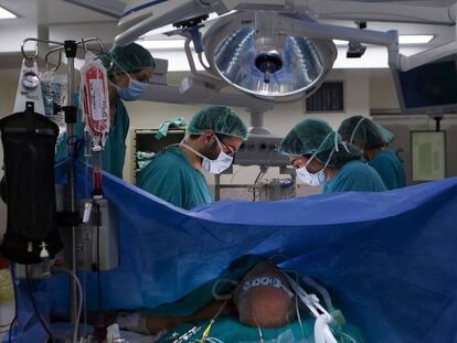 Intervenció quirúrgica a l'Hospital Clínic. En vídeo, el Síndic de Greuges atribueix el dèficit sanitari als pacients d'altres comunitats.