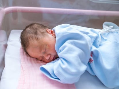 Un recién nacido en su cuna del hospital. En vídeo, el indice de natalidad es el mas bajo desde 1941.