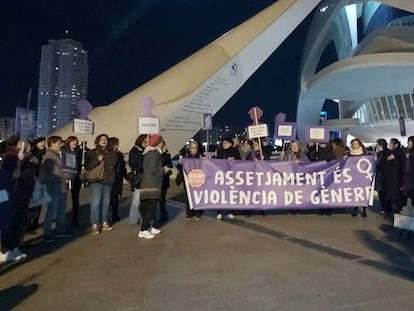 Concentración frente a Les Arts contra Plácido Domingo. En vídeo, imágenes de la protesta.