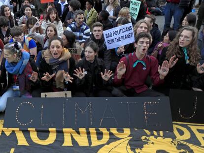 Protesta de Fridays for future y Extinction Rebellion, este viernes en Madrid. En vídeo, Carolina Schmidt, ministra chilena de Medio Ambiente, clausura la COP25.