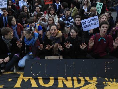 Activistas de Fridays for Future concentrados el viernes a las puertas del recinto de Ifema de Madrid. En vídeo, declaraciones de Andrés Andarretche, Coordinador chileno y presidente de la COP25.