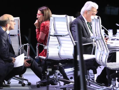 La presidenta de la cumbre, Carolina Schmidt, con varios representantes en el plenario.