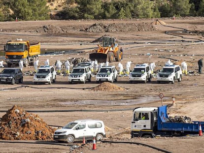 Patrullas de la Guardia Civil, en el vertedero de Dos Aguas, donde desde hace días se buscan los restos de Marta Calvo. En vídeo, buscan el cadáver de Marta Calvo según la geolocalización de un móvil del presunto asesino.