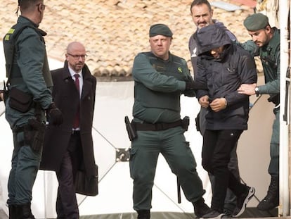 Jorge Ignacio sale custodiado por guardias civiles de la casa de Manuel donde los investigadores llevan a cabo hoy un segundo examen.