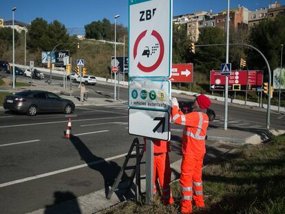 Instalación de señales indicadoras de la zona de bajas emisiones en la salida de la Ronda de Dalt, en L’Hospitalet de Llobregat. En vídeo, declaraciones de la alcaldesa de Barcelona, Ada Colau, el pasado 16 de septiembre.