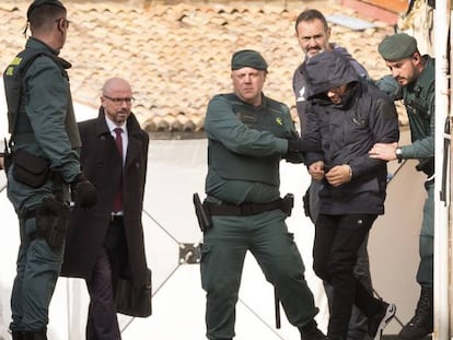 Jorge Ignacio sale custodiado por guardias civiles de la casa de Manuel donde los investigadores llevan a cabo hoy un segundo examen.