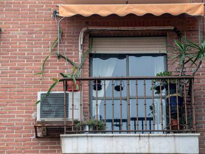 Vivienda en el barrio de Santa Eulalia de Murcia donde ocurrió la presunta agresión sexual. En vídeo, tres jóvenes detenidos por presuntamente violar a tres chicas en Murcia.